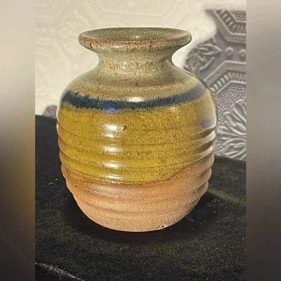 Jeeves Canada Pottery Vase Prince Edward Island Canada - Picture 4 of 11